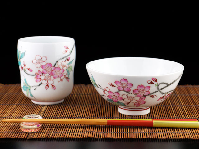 夫婦へ贈る最高級ギフト 有田焼湯呑茶碗セット 色絵桜図の商品紹介写真15