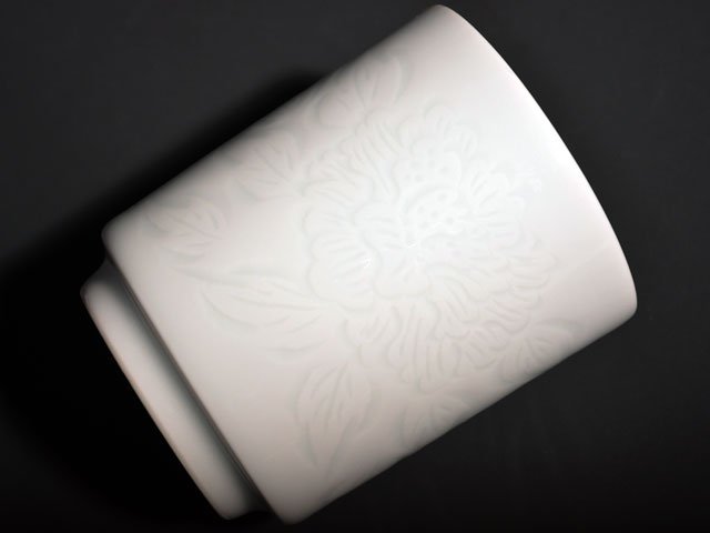 【朝日新聞掲載】手ロクロ、手彫りの白磁牡丹湯呑の写真4