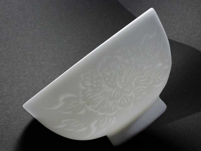 【朝日新聞掲載】手ロクロ、手彫りの白磁茶碗の写真4