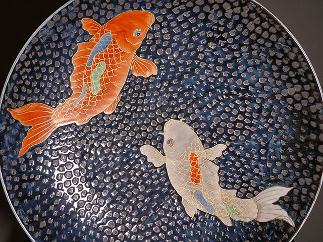 【有田焼】飾り絵皿（大）天目金彩鯉図の写真2